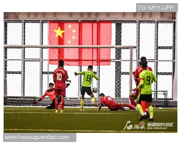 在绿茵场上追梦的少年与足球明星的奇幻冒险之旅 在绿茵场上追梦的少年与足球明星的奇幻冒险之旅